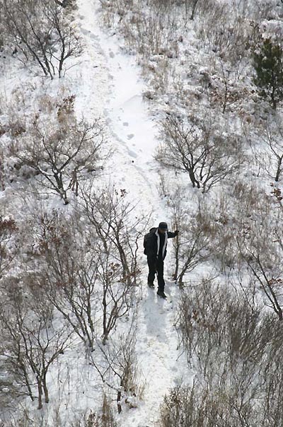 눈덮힌 등산로를 지나는 등산객 